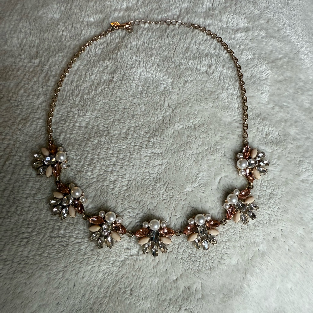 Banana Republic Gold And Pearl Floral Necklace 22$